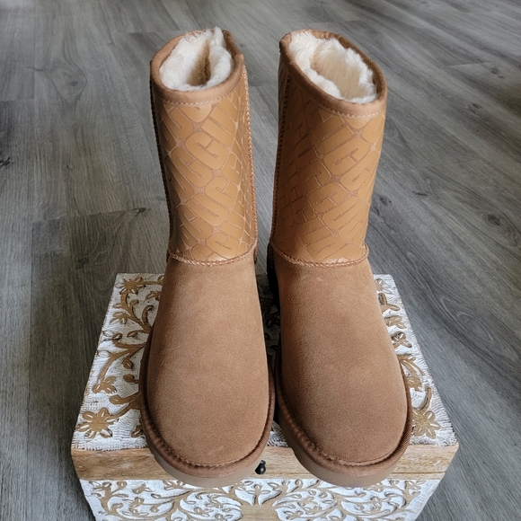 UGG Classic Short Logo Suede Boot - Picture 4 of 9